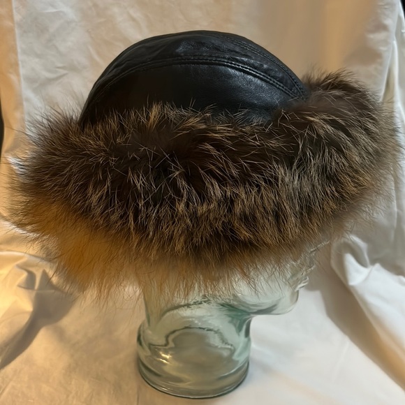 Mitchie’s Matchings Aspen Black Leather Hat w/Fox Fur Trim EUC - Picture 2 of 7